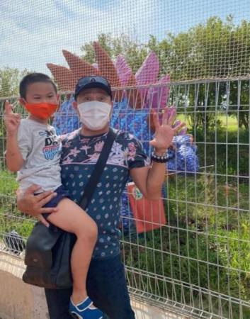 陳天文遊侏羅紀步道驚魂 愛兒險被高爾夫球擊中