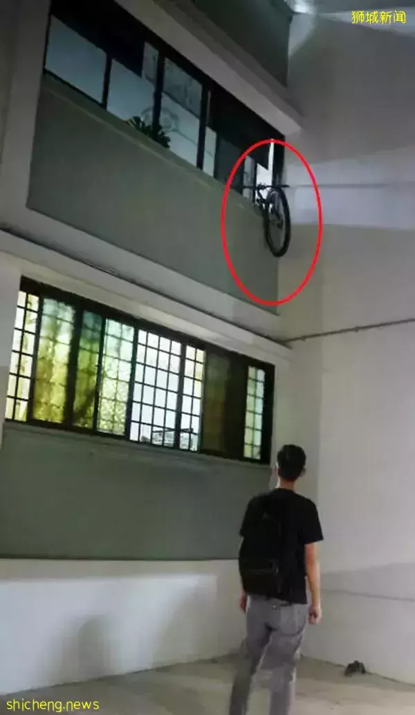 脚车挂窗沿  路人忧被砸