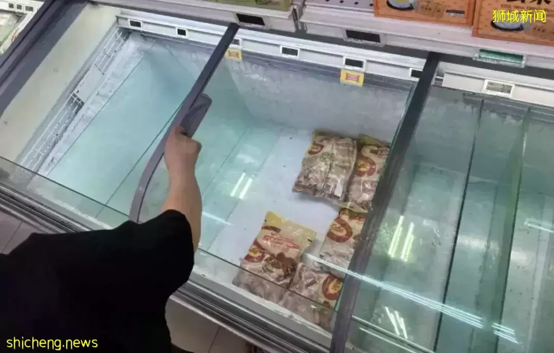 实拍新加坡超市鲜鸡被抢空、小贩关门!全球20多国家禁止这些粮食出口