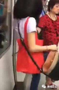 天呐！新加坡女子居然在MRT脱内内……简直要毁三观了