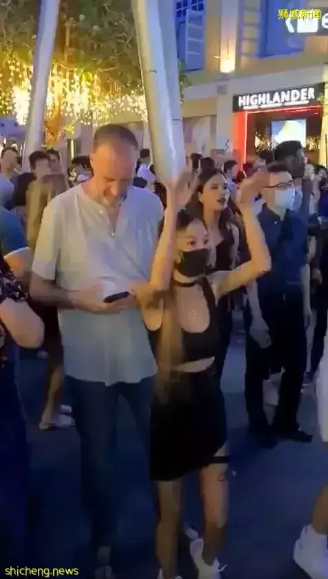 首个解封周末!新加坡全岛到处是人,机场、酒吧、商场,连新山也挤满!或进一步解封