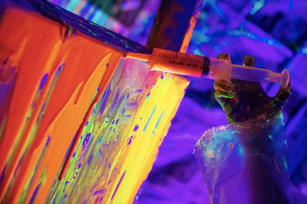 升級版Art Jamming🎨The Neon Playground作畫蹦迪兩不誤🙌1月22日限時活動:夜光噴槍+水汽球+DJ打碟🎼