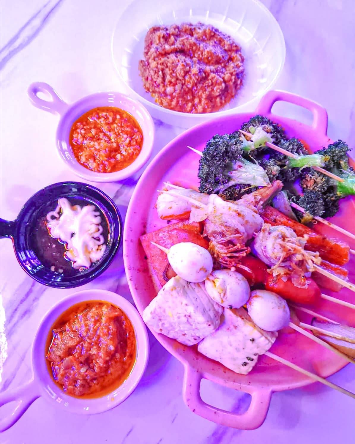 “LOK不LOK Bistro”碌碌每支$1🍢秘制蘸醬+海鮮拉面+霓虹燈打卡牆，長胖也要吃🥰