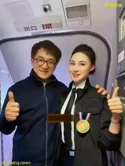 成龙和空姐搂肩照流出,还要电话、地址?女方回应!他两次为新加坡做好事而被骂