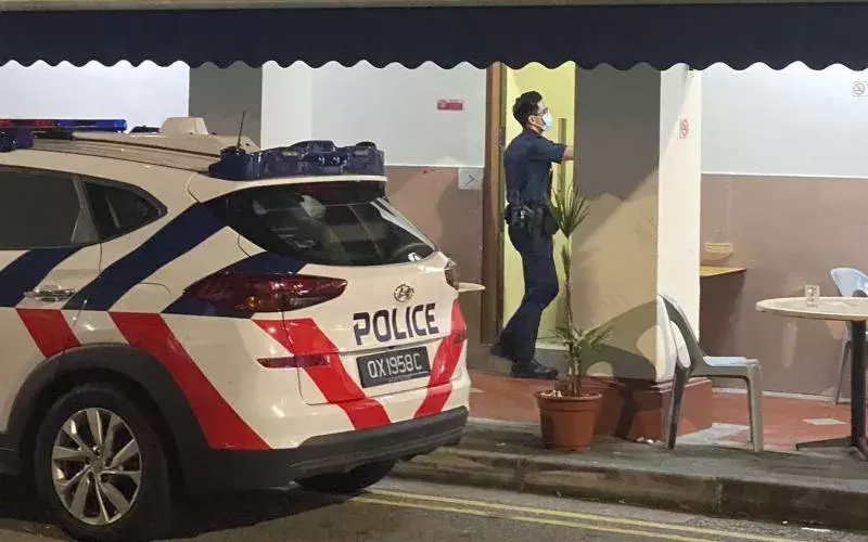 大批警员深夜搜店屋 一女子疑涉非法赌博被捕