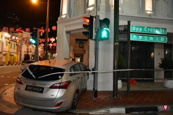 为闪轿车 撞柱子 70岁德士安哥受伤入院