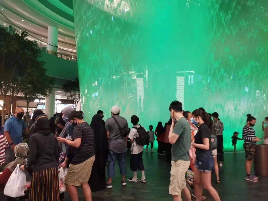 擠！爆！了！2020在家待了一整年，年底了，全新加坡的人都上街排隊