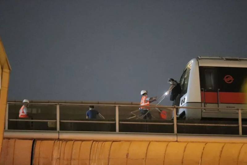 實拍!新加坡地鐵線大崩潰!人擠人,黑暗中被鎖車廂三小時