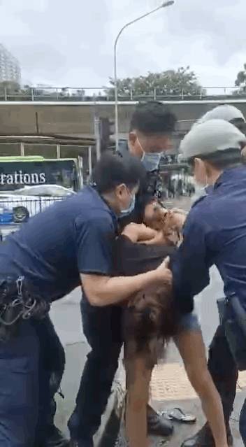 “警察打人了!?” 实拍一女子在新加坡被5个警察包围