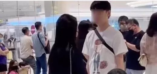 丈夫与小三机场被正妻和儿子抓包,过去一周几乎全新加坡人都看了