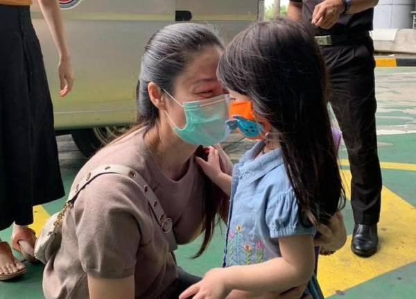 久别重逢!9孩童与父母团圆 关卡哭成一团