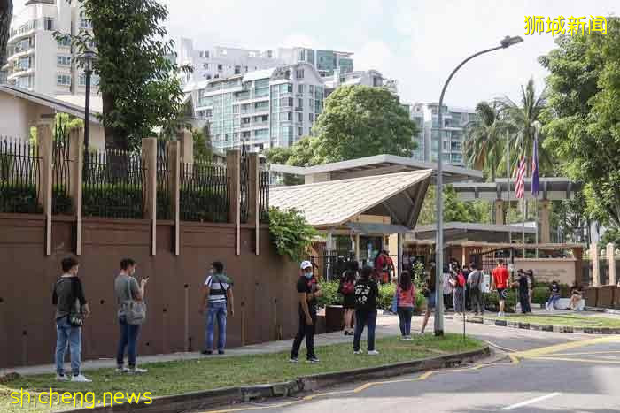 驻新专员署 又现人龙 办大马护照