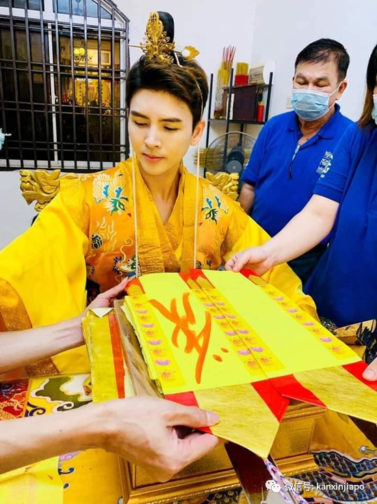 李佳琦来了?身穿金袍做乩童,烧金纸