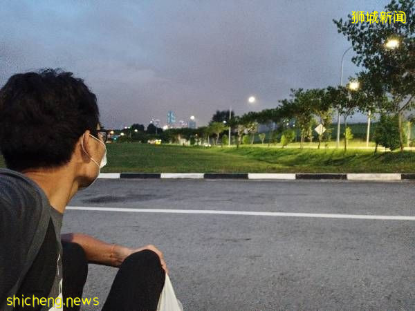 ◤行动管制◢马新边境重开遥遥无期 男子独在兀兰遥望隔岸