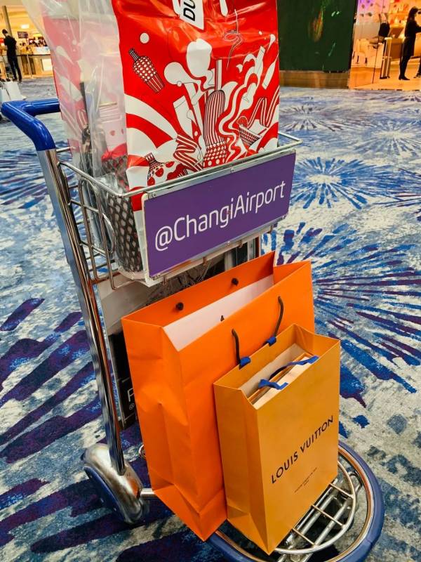 聽說很多人去了樟宜機場免稅區逛街？我們翹班去體驗了一把