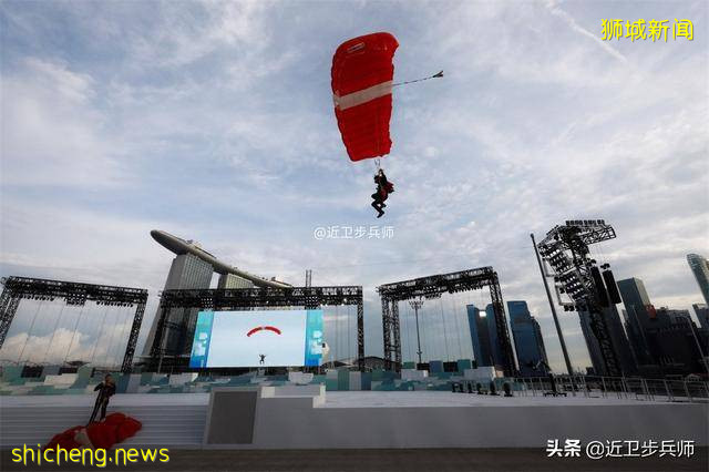 弹丸之地也有坦克和军史：疫情中的新加坡阅兵表演 