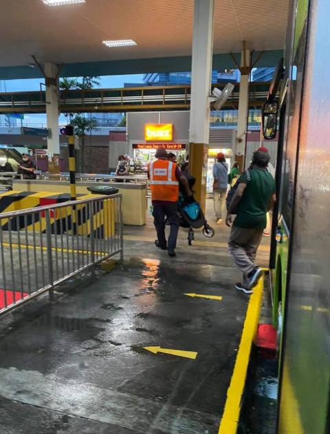 点赞!SMRT公交车队长大雨中给小孩撑伞、挪婴儿车