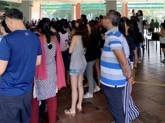 新加坡小学开学第一天VS中国小学开学第一天...人人人人人从众