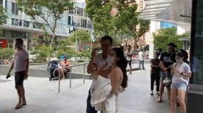 实拍!新加坡这家商场被挤爆!网站也刷爆