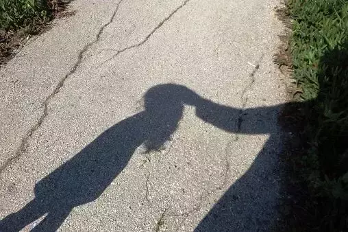 新加坡这老人将8岁小外孙女当”性玩具“,判坐牢14年