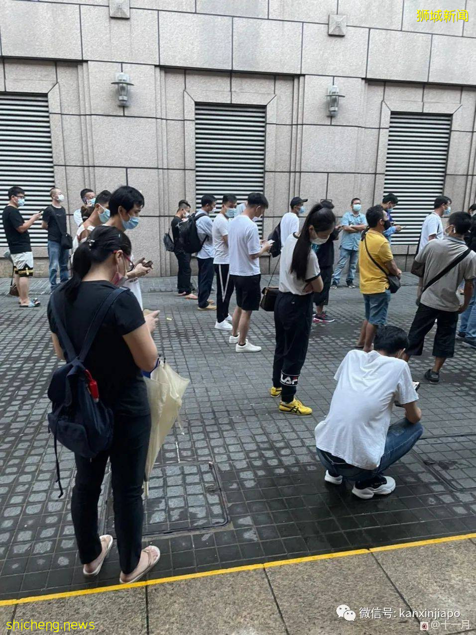 漏夜排队、搬小板凳、千人预约,为打科兴新加坡居民拼了