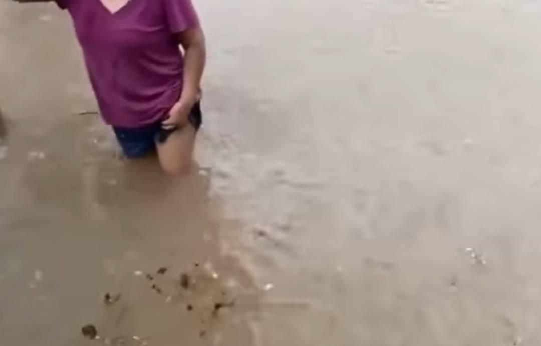 昨天!新加坡遭40年来最强暴雨袭击,全岛多处被洪水淹没,驾车犹如水中行船