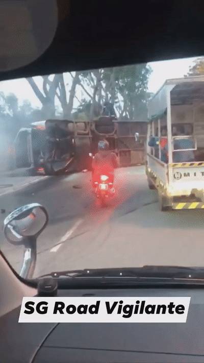 新加坡裕廊恐怖车祸！车头起火，十几个客工从翻车大巴中爬出