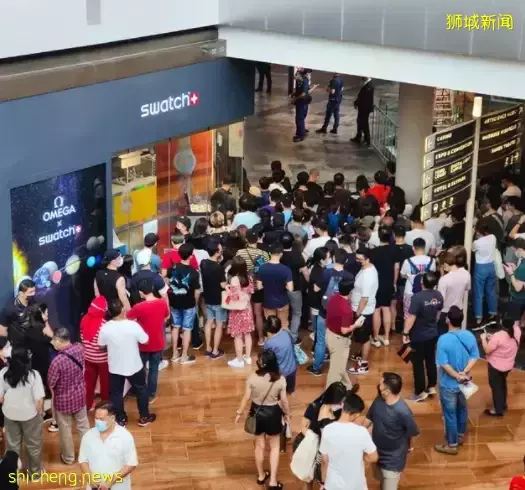 實拍!新加坡濱海灣金沙和烏節路人山人海,因爲它!有人暈倒、對警察喊:拿槍射我啊