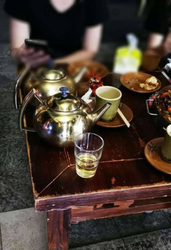 多人聚餐,把啤酒装在茶壶里,多家餐饮店违反安全管理措施
