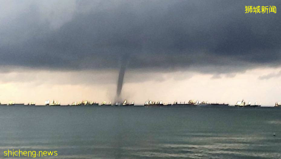 實拍！新加坡再現“水龍卷”！水柱直沖雲霄，猶如末日