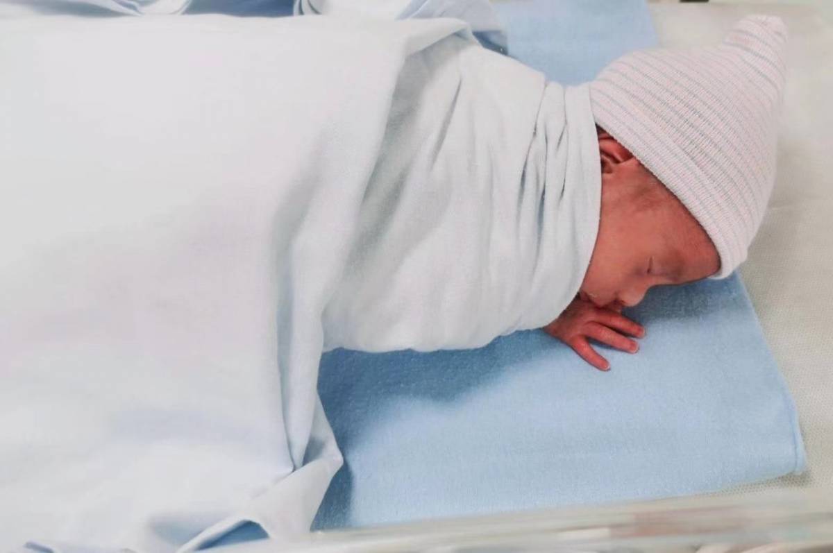 “3000万分之一的幸运!我成为了新加坡龙凤3胞胎的妈妈!”