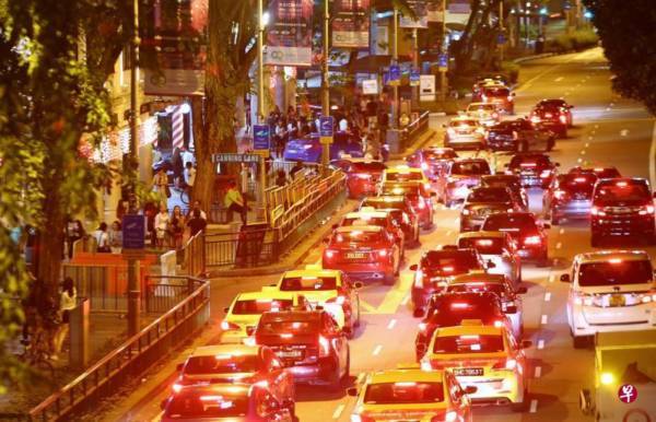 请小心！一人装刷卡一人扒钱包 “贼乘客”专偷德士佬