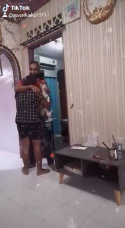 越堤族屠妖节悄悄回家 妈妈看到儿子吓得跳起来 