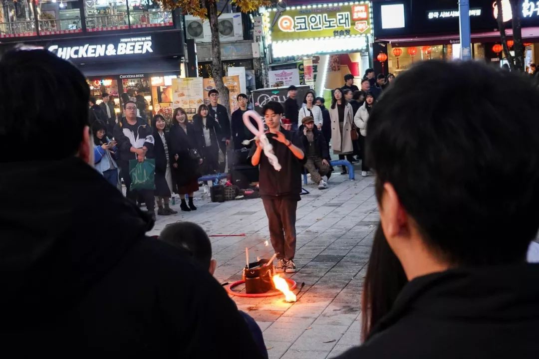 李显龙CP秀恩爱放大招:在韩国搭了个“凯旋门”!