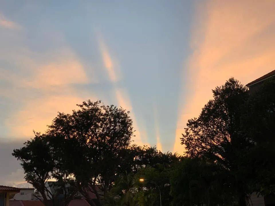 罕见!新加坡再现神奇天象,万道光芒从天空射下,50张美图刷屏