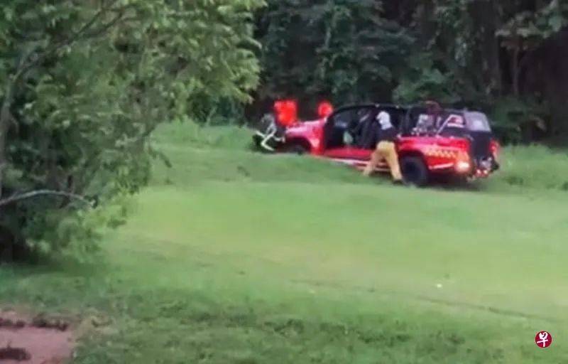 他坠入排水沟，他们徒步两公里救人