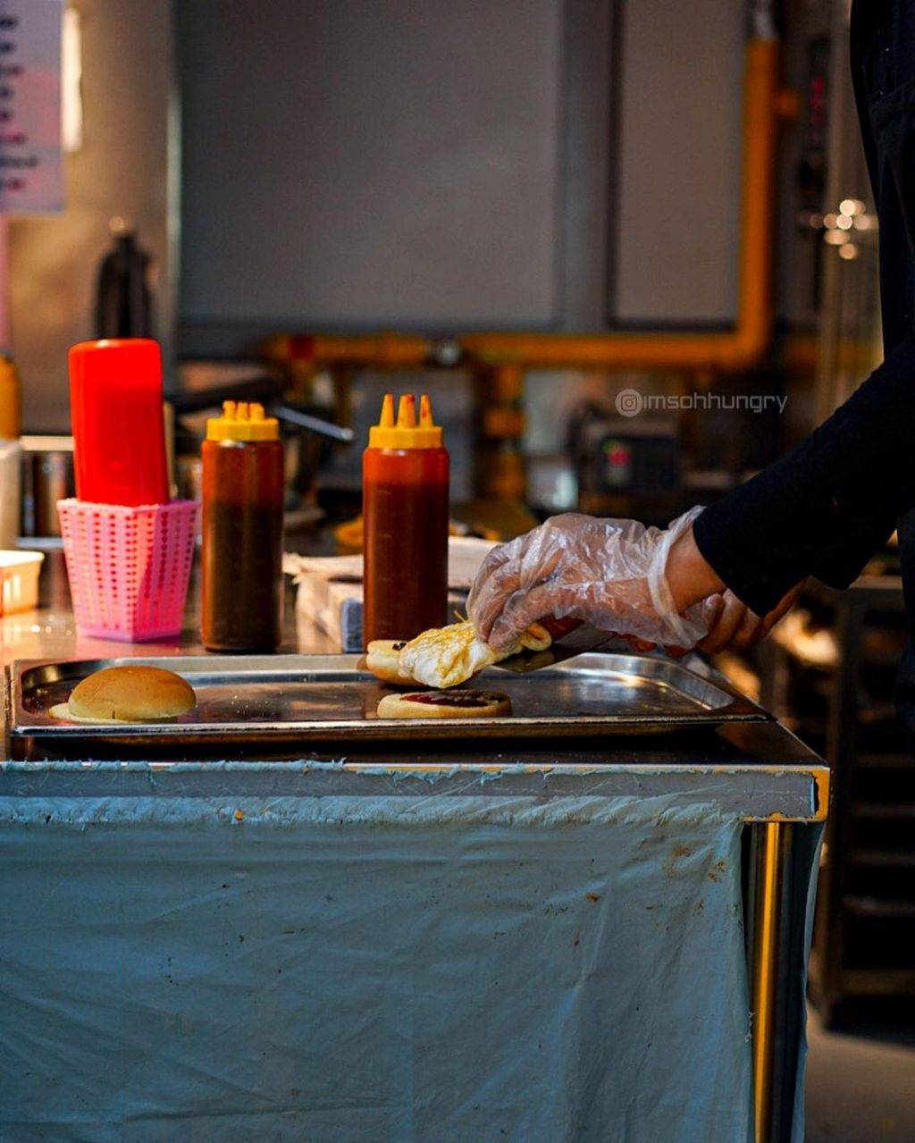 老板玩很大🔥 Ramly Burger塞滿四層肉餅，漢堡比你嘴還大！卡路裏炸彈=秘制醬料+邪惡組合💣