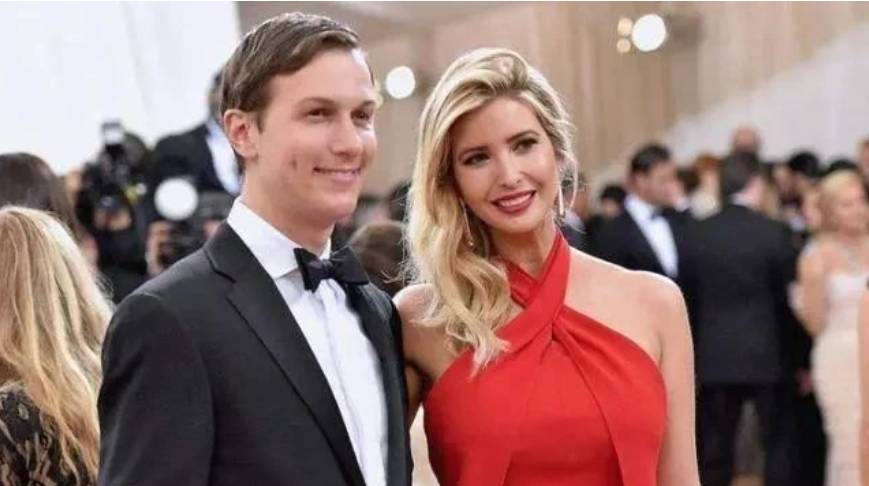 特朗普的女兒女婿度假時,被狗仔拍到在讀《李光耀傳記》