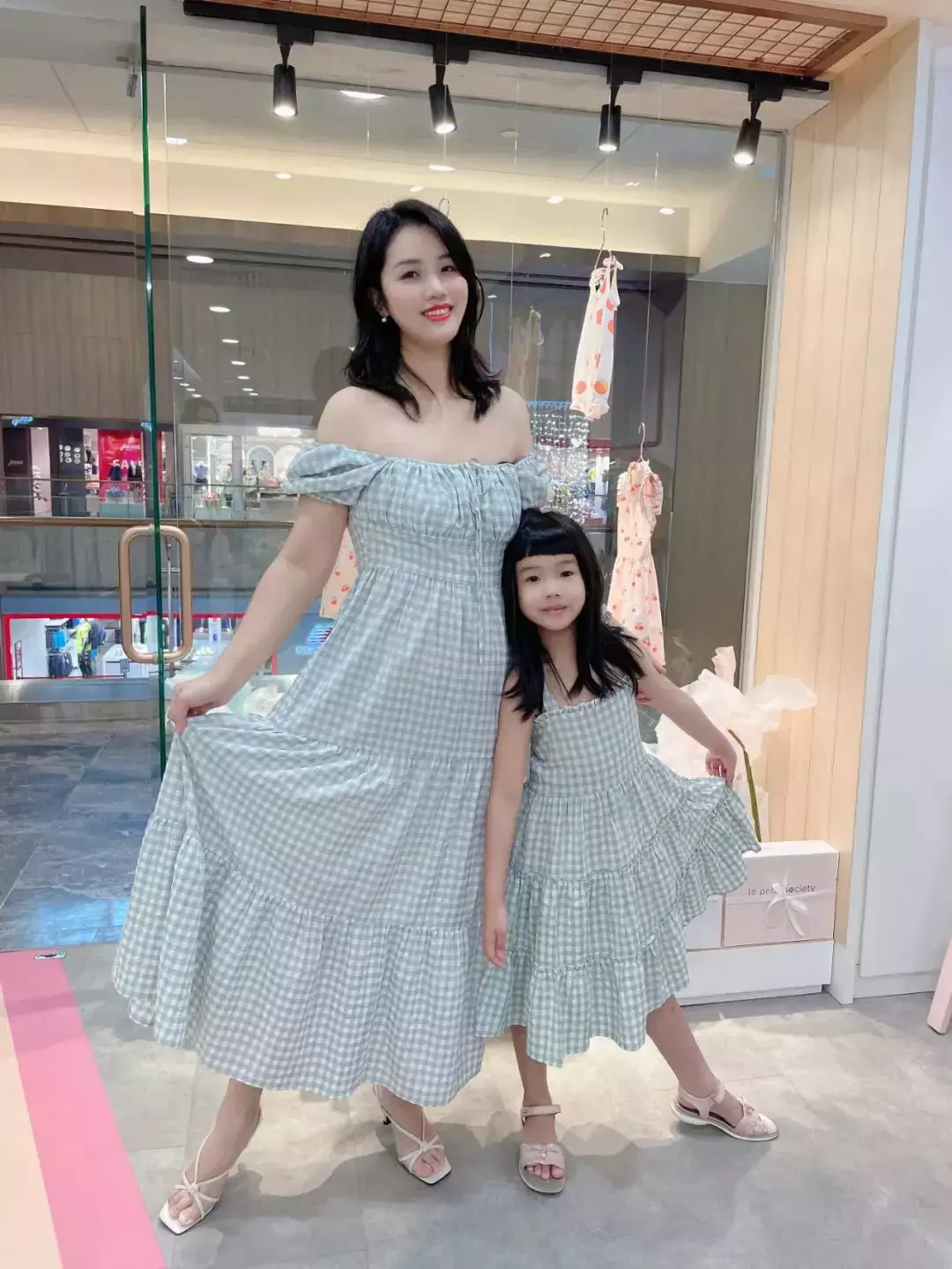 我们挖到了新加坡宝藏童装品牌,新年亲子装穿出了明星的感觉