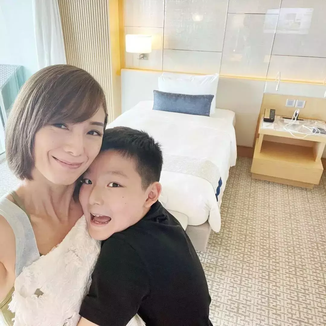 驚！新加坡女星鄭秀珍跟10歲兒子聊“性”，尺度真大