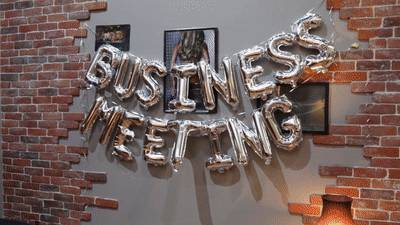 新加坡七部門聯合掃蕩芽籠紅燈區,帶走89人!持刀打架、咬警察、脫衣服… 好亂