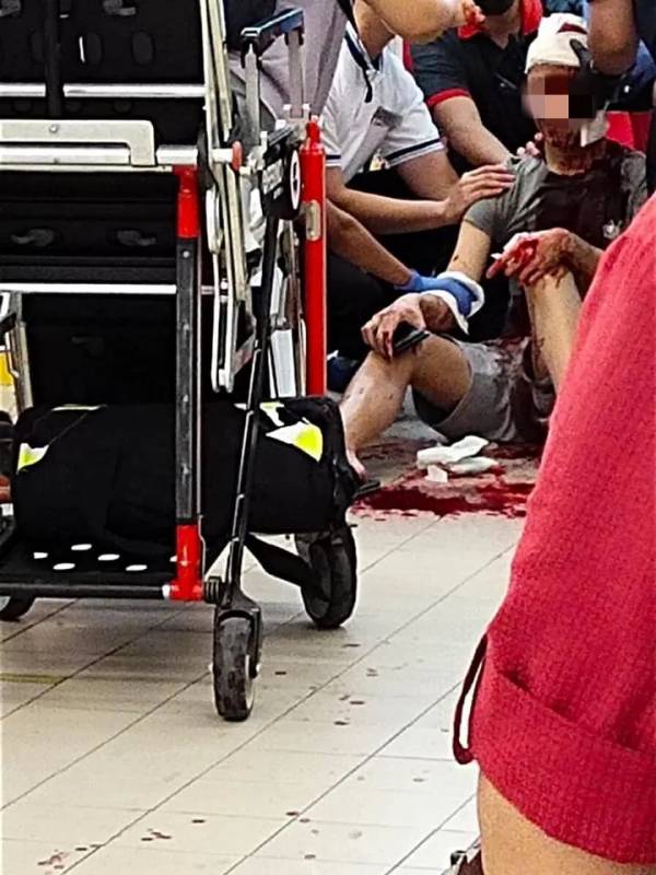 新加坡18歲少年超市砍人!現場視頻曝光,鮮血淋淋觸目驚心
