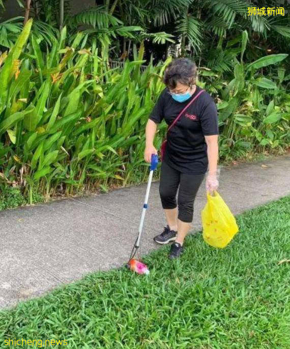 外國小孩新加坡撿垃圾!本地人反思自愧不如