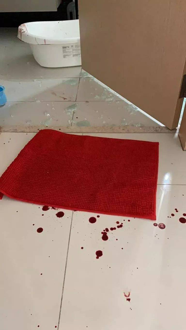 家里的玻璃门突然自爆!天气太热,新加坡用这个东西要小心