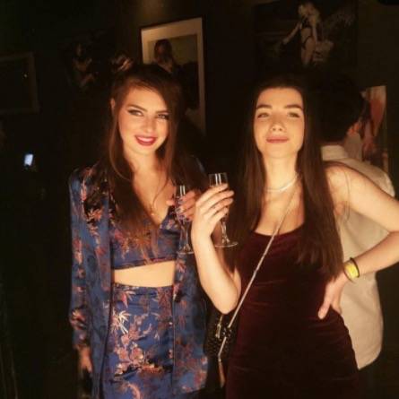 法國女生做這個動作侮辱華人，在新加坡被炮轟！亞洲蹲，一個碾壓歐美的姿勢