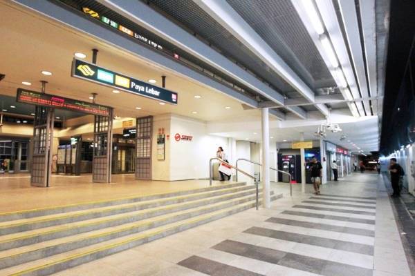 男子闯进地铁车厢 挥舞斧头飙骂脏话