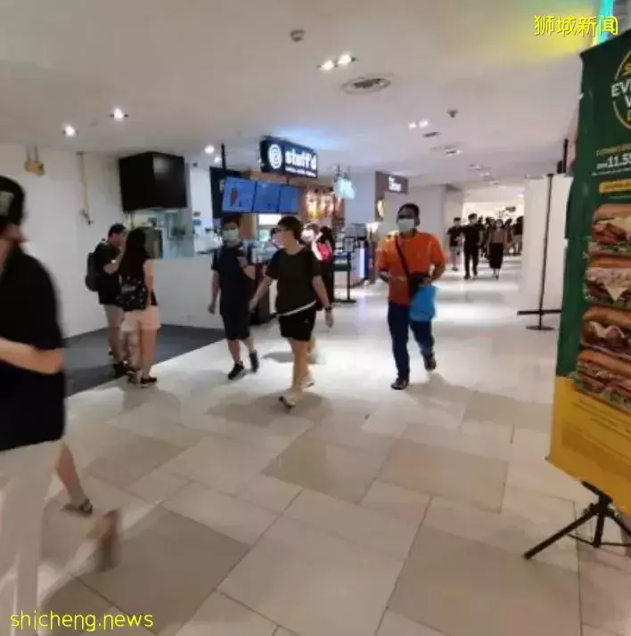 堵堵堵!新加坡的周末实在太堵了,这个地方人和车排长队