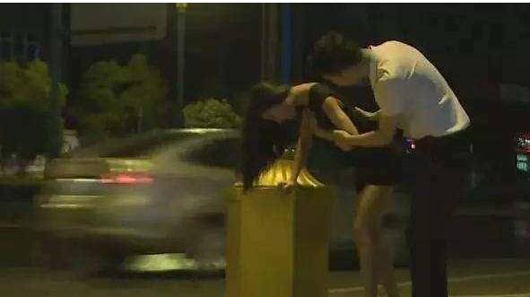 新加坡酒吧經理近水樓台先“撿屍”，被判坐牢12年、鞭刑十下