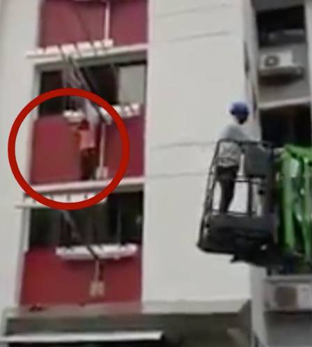 “要不是客工出手相救,我儿子就从三楼窗台掉下去了”