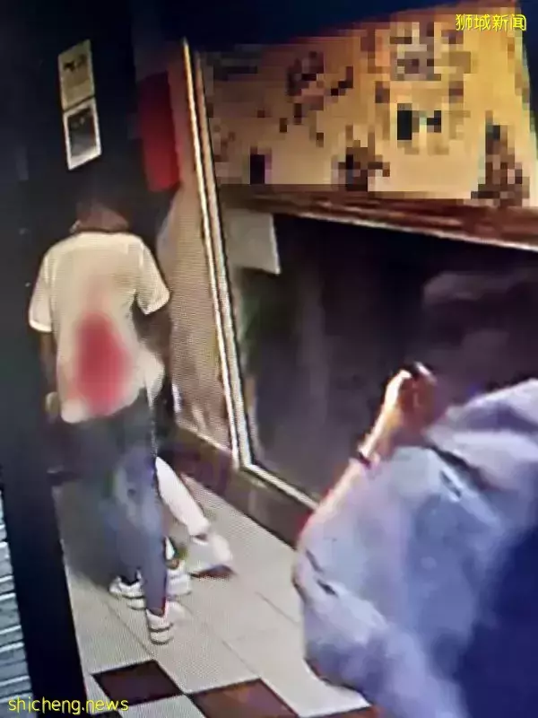 超驚悚！兩幫人馬酒吧外群毆 男子背部插刀 女友人攙扶逃